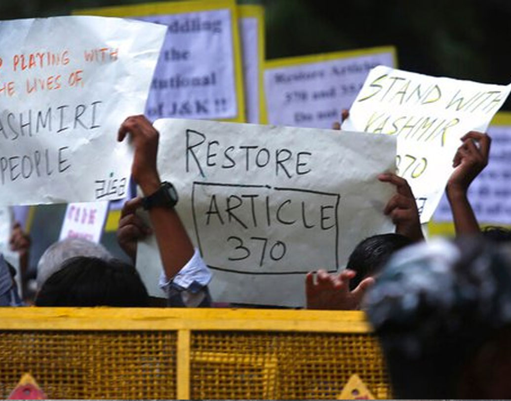 স্বাধীন ভারতের জন্মলগ্ন থেকেই উপত্যকায় শুরু হল ভারত-পাকিস্তান দ্বন্দ্ব। ১৯৪৮ সালে কাশ্মীর সমস্যা নিয়ে রাষ্ট্রপুঞ্জের নিরাপত্তা পরিষদে যায় ভারত। রাষ্ট্রপুঞ্জের নির্দেশ, কাশ্মীরের মানুষের মন বুঝতে গণভোট হোক। পাশাপাশি সেনা সরাতে হবে পাকিস্তানকে। উপত্যকায় ভারতীয় সেনা থাকবে ন্যূনতম। বজায় থাকবে সংঘর্ষ বিরতি। সেনা প্রত্যাহারে অসম্মত হয় পাকিস্তান।
