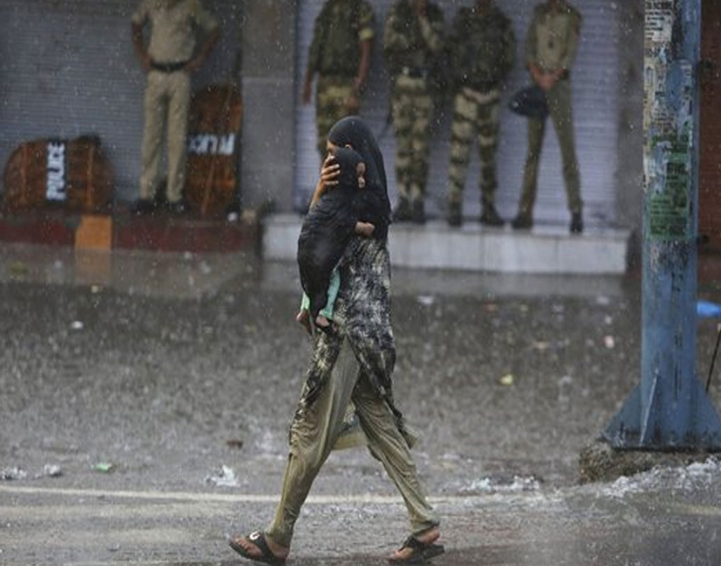 ১৯৪৯ সালে পরিস্থিতির চাপে হরি সিংহ কাশ্মীর ছাড়েন। ক্ষমতা যায় ন্যাশনাল কনফারেন্স পার্টির নেতা শেখ আবদুল্লার হতে। তিনি ছিলেন জম্মু কাশ্মীরের ‘দ্বিতীয় প্রধানমন্ত্রী’।