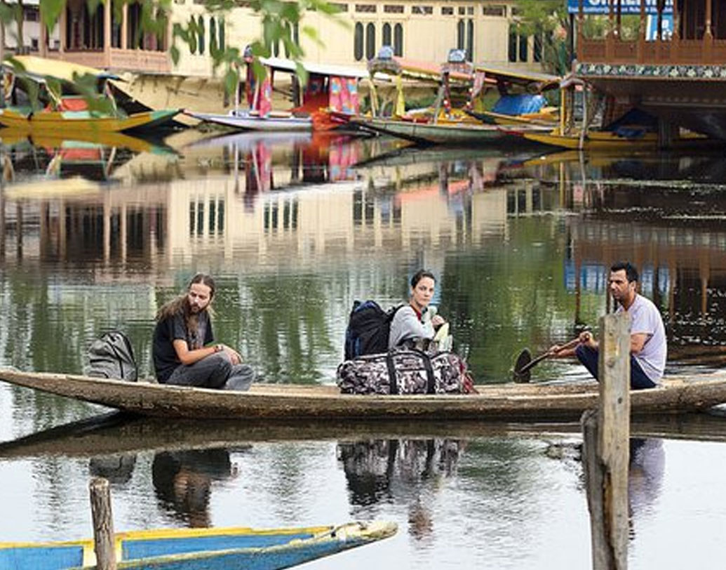 ১৯৫৭ সালে ভারতের অংশ হিসেবে সাংবিধানিক স্বীকৃতি পায় জম্মু কাশ্মীর। ১৯৫৪ সালের রাষ্ট্রপতির নির্দেশে সংবিধানের ৩৫-এ অনুচ্ছেদ যোগ করা হয়েছিল। সোমবার রাষ্ট্রপতির সাংবিধানিক নির্দেশিকায় খারিজ হয়ে গেল ৩৫-এ অনুচ্ছেদ। তার আগে ২০১৮-র জুন মাস থেকে ছ’মাস রাজ্যপালের শাসনের পরে জম্মু কাশ্মীরে রাষ্ট্রপতির শাসন চলছিল।
