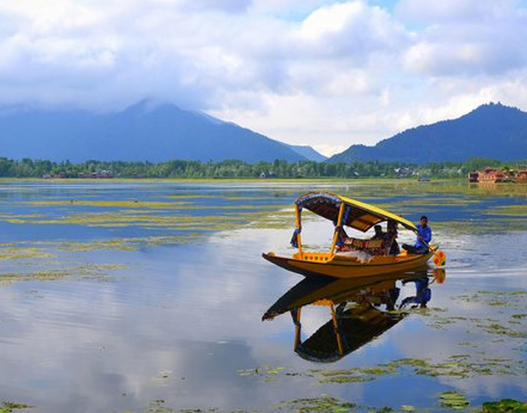 রাজ্যসভায় পাশ হয়েছে রাজ্যের পুনর্গঠন বিলও। লোকসভায় পাশ হলে রাষ্ট্রপতি নির্দেশিকা জারি করে ঘোষণা করবেন, ৩৭০ অনুচ্ছেদের প্রথম ধারা বাদে বাকি অংশ কার্যকরী থাকছে না। ফলে রাজ্যের তকমা হারানোর মুখে জম্মু-কাশ্মীর। এ বার থেকে হতে চলেছে দু’টি কেন্দ্রশাসিত অঞ্চল। জম্মু কাশ্মীর এবং লাদাখ।
