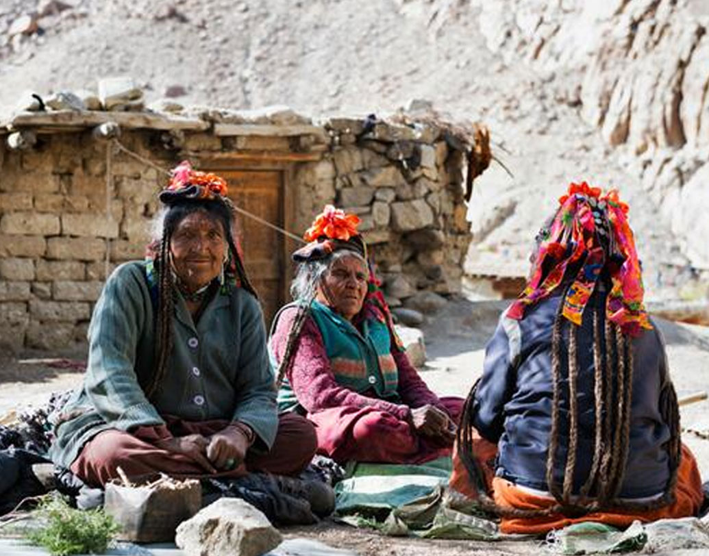বহু যুগ ধরে নিজেদের ঘেরাটোপেই থাকতেন ব্রোকপা-রা। একেবারেই মিশতেন না বহিরাগতদের সঙ্গে। ১৮৩০ সালে তাঁদের কথা প্রথম বাইরের জগতকে জানান ব্রিটিশ অভিযাত্রী গডফ্রে থমাস ভিনিয়া। তাঁদের নিয়ে প্রথম লেখেন কাশ্মীর মহারাজার হয়ে কর্মরত ভূতাত্ত্বিক ফ্রেডেরিক ড্রিউ। ১৮৭৫ খ্রিস্টাব্দে তাঁর প্রকাশিত বই, ‘দ্য জম্মু অ্যান্ড কাশ্মীর টেরিটোরিজ’-এ।