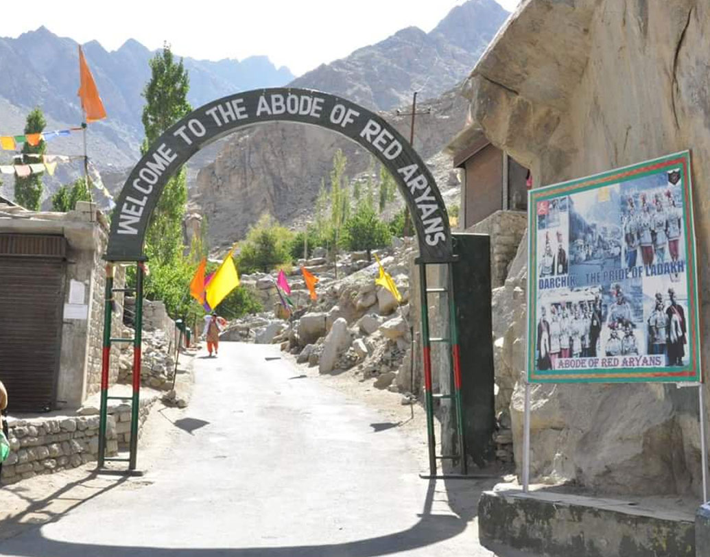 কয়েক বছর আগে অবধি নিজেদের গ্রামে বহিরাগতদের পা রাখা পছন্দ করত না এই জনজাতি। ধীরে ধীরে হলেও সেই রীতি পাল্টাচ্ছে। মূলত বিদেশি পর্যটকরা বেশি এলেও ইদানীং কাশ্মীর পর্যটনের অংশ হচ্ছে ব্রোকপাদের গ্রাম। বাইরের দুনিয়ায় প্রকাশ হচ্ছে তাঁদের রীতি রেওয়াজ।