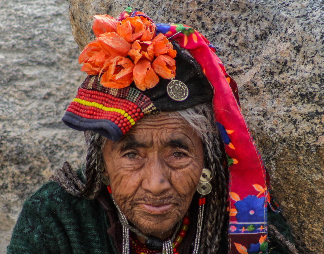 ব্রোকপা জনজাতিতে সবথেকে গুরুত্বপূর্ণ হল বিয়ে। কারণ প্রচলিত নিয়ম হল, তাঁরা নিজেদের বাইরে বিয়ে নিষিদ্ধ। তাঁরা এ ভাবেই রক্ষা করেন রক্তের ‘বিশুদ্ধতা’। বিশ্বাস এই উপজাতির। কারণ তাঁদের বিশ্বাস, তাঁরা নাকি খাঁটি ‘আর্য’। তাঁদের নতুন প্রজন্ম আধুনিকতার স্রোতে সামিল হয়েছে অনেক ক্ষেত্রেই। কিন্তু তবুও এই জনগোষ্ঠী আন্তরিক চেষ্টা করে চলেছে, নিজেদের স্বকীয়তা বজায় রাখতে।     ছবি: শাটারস্টক