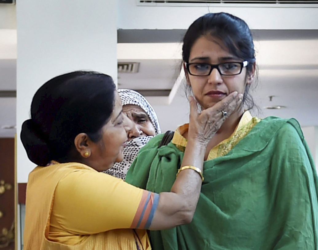 সুষমার প্রতি আজীবন কৃতজ্ঞ থাকবেন উজমা। অভিযোগ, ইচ্ছের বিরুদ্ধে তাঁকে বিয়ে করতে হচ্ছিল পাকিস্তানি যুবককে। ২০১৭-র মে মাসে তৎকালীন বিদেশমন্ত্রী সুষমার উদ্যোগে তাঁকে ফিরিয়ে আনা হয় ভারতে।