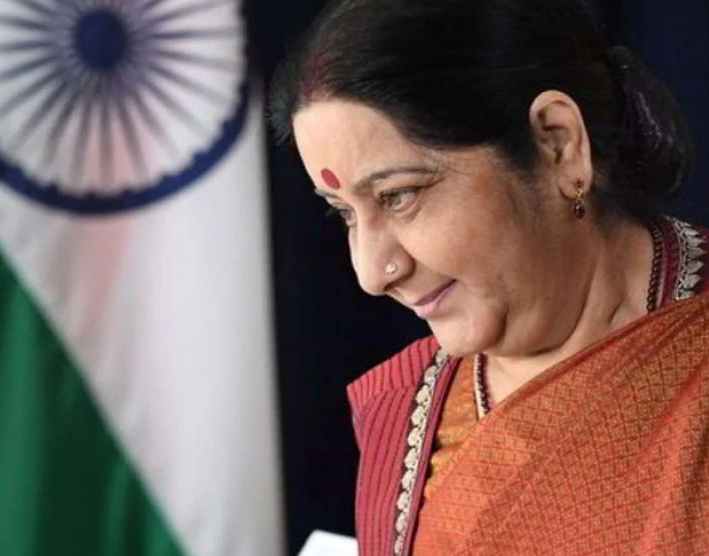 তাঁর কয়েক ঘণ্টার পরে সোশ্যাল মিডিয়া জুড়ে শুধুই তিনি। এ বার আর টুইট করছেন না। বরং তাঁকে নিয়ে টুইট হচ্ছে। হৃদরোগে তাঁর আকস্মিক বিদায়ে শোকাহত নেটিজেনরা। তত ক্ষণে সুষমা পাড়ি দিয়েছেন রাজনীতি-কূটনীতি-সোশ্যাল মিডিয়ার ঊর্ধ্বে এক অপার্থিব জগতে।