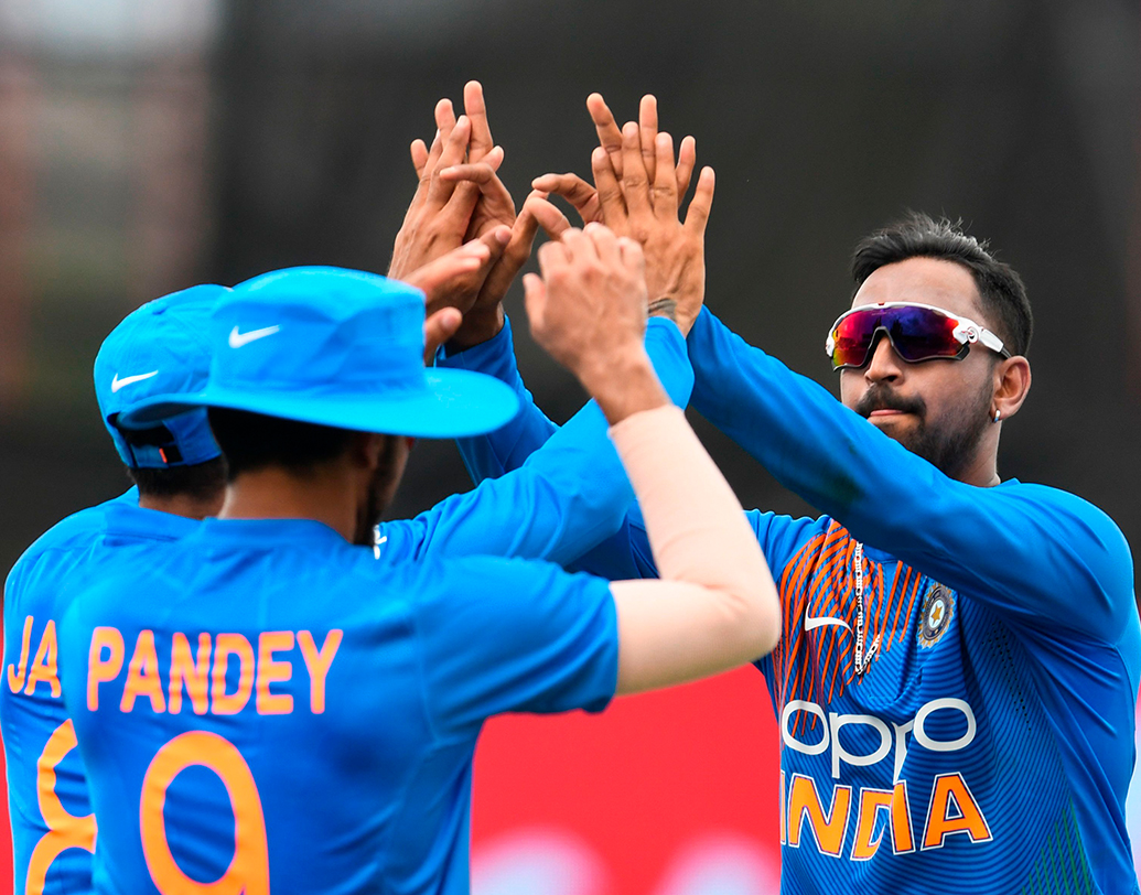 পার্টনারশিপ ভাঙতেও যেমন তাঁর হাতেই বল তুলে দেন কোহালি, আবার মিডল অর্ডার ব্যর্থ হলে ব্যাট হাতে ভরসা যোগাতে পারেন তিনি। ভাইয়ের মতোই দলে গুরুত্বপূর্ণ হয়ে উঠছে তাঁর ভূমিকাও।