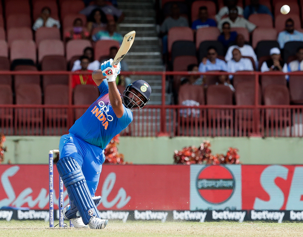 আরেকজন, যিনি শেষ ম্যাচের আগে সেই ভাবে দাগ কাটতে পারেননি, কিন্তু যাঁকে নিয়ে স্বপ্ন দেখছেন সবাই, সেই ঋষভ পন্থ। শেষ ম্যাচে অধিনায়কের সঙ্গে পাল্লা দিয়ে ম্যাচ জিতিয়েছেন তিনি। তাঁর ৪২ বলে করা ৬৫ রানের এই ইনিংসই আশা করছিল ভারতীয় ক্রিকেট।