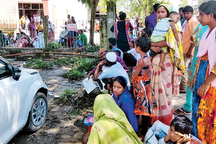 শিবসাগরের এনআরসি কেন্দ্রের সামনে অপেক্ষারত নামনি অসমের মানুষ। মঙ্গলবার। নিজস্ব চিত্র