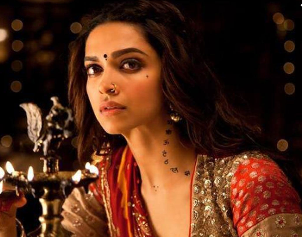 মৃত্যুর সঙ্গে লড়াই করে শেষে আবার ঘুরে দাঁড়িয়েছেন লক্ষ্মী। তাঁরই মতো আক্রান্তদের আজ ঘুরে দাঁড়ানোর স্বপ্ন দেখাচ্ছেন এই লক্ষ্মী। মেঘনা গুলজার পরিচালিত এই ছবিতে অভিনয়ের জন্য নিজেকে তৈরি করেছেন দীপিকা। ছবিটির পোস্টারও সামনে এসেছে। আগেও দর্শকদের মন কেড়েছেন, এ বারও তাঁদের মন জয় করবেন বলে আশা দীপিকার।