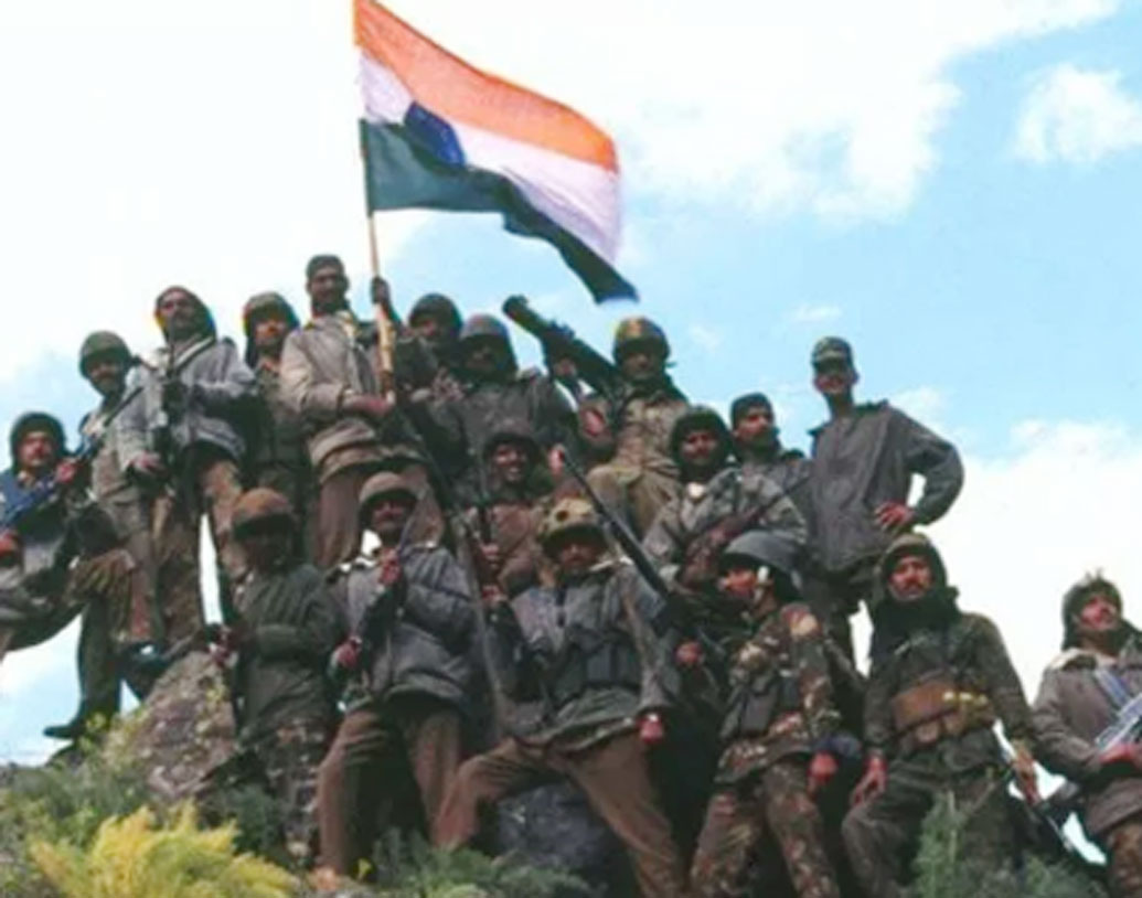 দেশপ্রেম বিষয়ক ছবি ভারতীয়দের মধ্যে যে কতটা উন্মাদনা সৃষ্টি করতে পারে, তা দেখিয়েছিল পরিচালক জে পি দত্তের ‘বর্ডার’। পরে এ ধরনের ছবি অনেক হয়েছে। সফলও হয়েছে বেশ কয়েকটি। তাঁর কেরিয়ারে বেশির ভাগটাই রোমান্টিক ছবি করেছেন পরিচালক কর্ণ জোহর। দর্শকদের এ বার একটু ভিন্ন স্বাদ দিতে বেছে নিয়েছেন দেশপ্রেমকে।