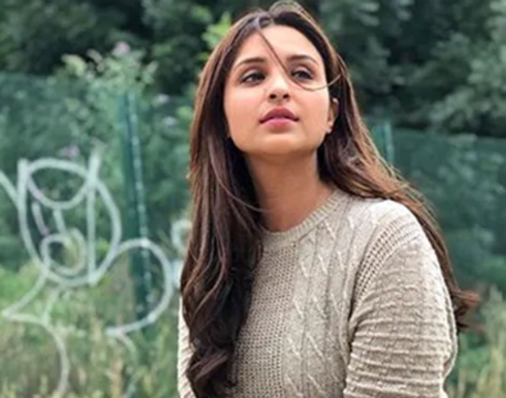 ব্যাডমিন্টন তারকা সাইনা নেহওয়ালকে নিয়ে তৈরি হচ্ছে বায়োপিক। সেখানে সাইনার ভূমিকায় দেখা যাবে পরিণীতিকে। প্রথমে ঠিক হয়েছিল, সাইনার ভূমিকায় অভিনয় করবেন শ্রদ্ধা কপূর। কিন্তু পরে পরিণীতিকে বেছে নেওয়া হয়। ছবিটির নাম যদিও এখনও কিছু ঠিক হয়নি।