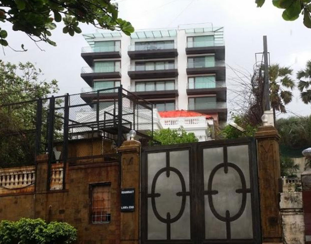 নিজের ইনস্টাগ্রাম প্রোফাইলে শাহরুখ শেয়ার করেছেন ওই বিদেশি পত্রিকার জন্য ফোটোশুট এবং গৌরীর ছবি। বহু বছর ধরে নিজেদের বাড়ি তিল তিল করে সাজিয়েছেন গৌরী। সর্বত্র রুচি এবং আন্তরিকতার মিশেল স্পষ্ট।