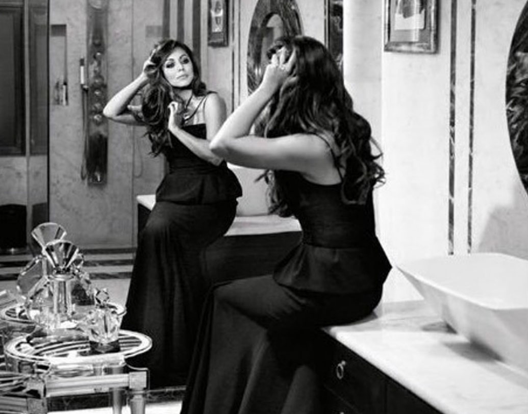 শাহরুখ নিজের পোস্টের ক্যাপশন দিয়েছেন, ‘বিউটিফুল হোমস আর মেড বাই বিউটিফুল হোম মেকারস’। অর্থাৎ, ঘর মনোরম হয় সুন্দর গৃহিণীরই কল্যাণে। সঙ্গের ছবিতে দেখা যাচ্ছে, কালো গাউনে সজ্জিত গৌরী কেশবিন্যাস করছেন। ক্রিস্টাল-সজ্জায় সজ্জিত সেই বাথরুম কিং খানের মতোই রাজকীয়।