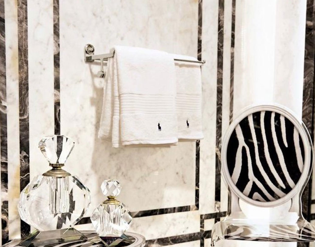 বিখ্যাত ওই লাইফস্টাইল পত্রিকাকে গৌরী বলেছেন, তিনি মনে করেন গৃহসজ্জা হওয়া উচিত বাড়ির বাসিন্দাদের মনের মতোই। শাহরুখের অর্ধাঙ্গিনী মিনিমালিস্ট সজ্জা পছন্দ করেন না। তিনি এমন কিছু খোঁজেন, যা হবে উষ্ণ ও সংগ্রহযোগ্য। তাই ব্যক্তিগত রুচি অনুযায়ী বিভিন্ন দেশ থেকে এনেছেন মনের মতো অন্দরসজ্জার জিনিস।