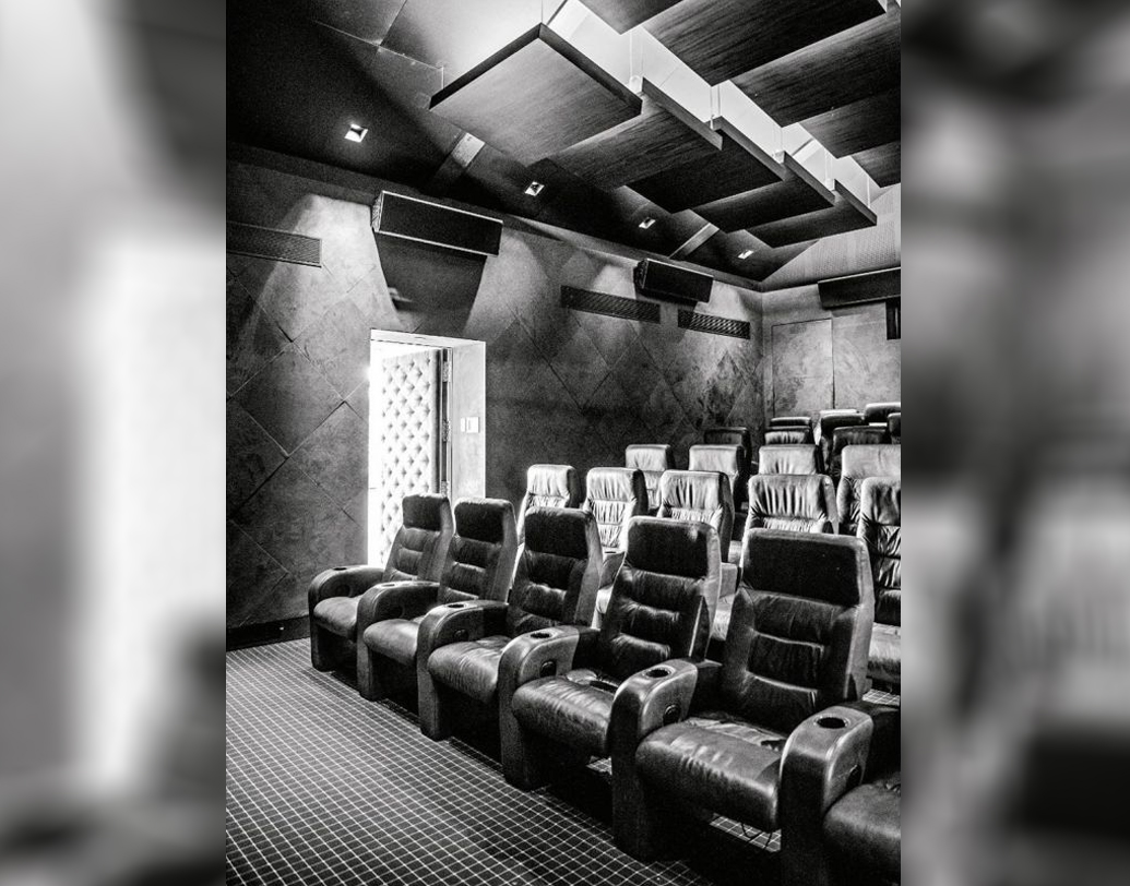 ‘মন্নত’-এ শাহরুখের বিশেষ পছন্দে গৌরী তৈরি করিয়েছেন একটি সিনেমা হল। এক সঙ্গে ৪২ জন দর্শক ছবি দেখতে পারেন সেই প্রেক্ষাগৃহে। তার প্রবেশদ্বার সাজানো আছে তিনটি হিন্দি ছবির বিশাল পোস্টারে। ছবিগুলি হল ‘শোলে’, ‘রাম অউর শ্যাম’ এবং ‘মুঘলে আজম’।