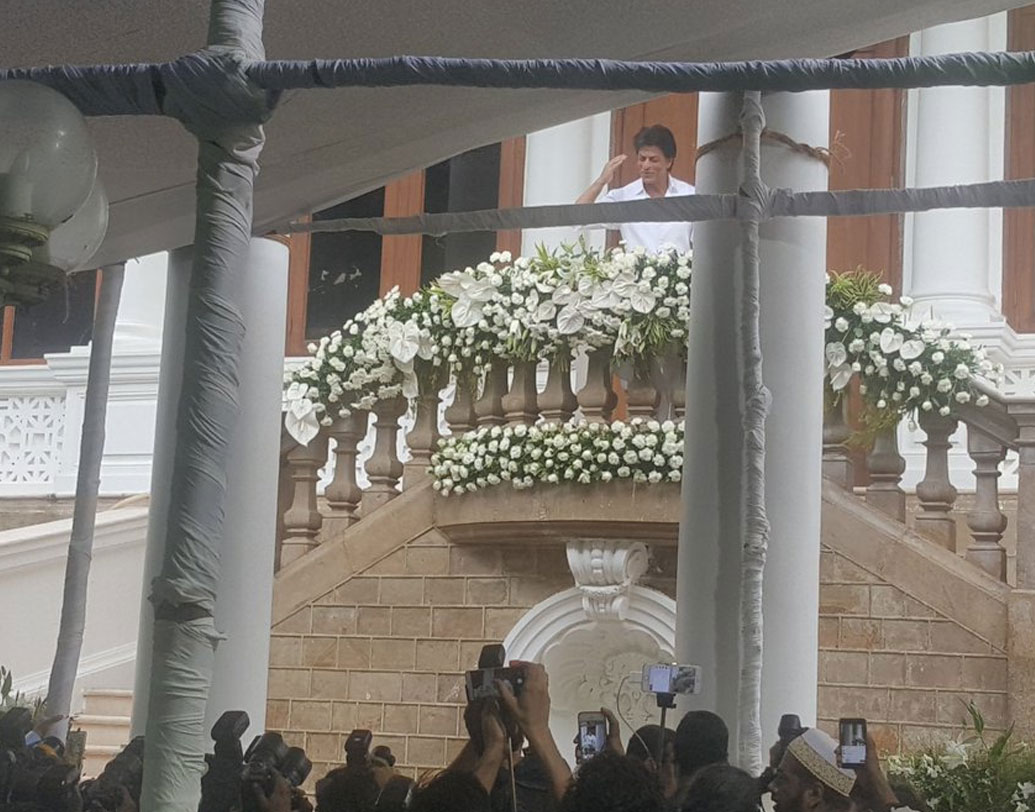 একাধিক শয়নকক্ষ ছাড়াও ছ’তলা বাংলো মন্নত-এ আছে টেরেস, বাগান এবং ব্যক্তিগত কোয়ার্টার। সব কিছু সাজানো ইতালিয়ান স্থাপত্য ও নিও ক্লাসিক্যাল উপাদানে।