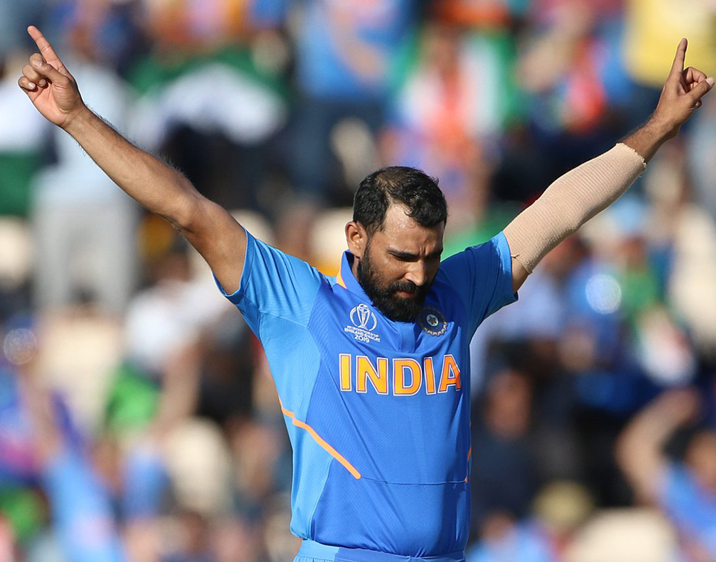 মহম্মদ শামি- বাংলার পেসার বিশ্বকাপে খুব কম সুযোগ পেয়েছিলেন। তবে সবকটি সুযোগ কাজে লাগিয়েছিলেন তিনি। তাঁকে সেমিফাইনালে না খেলানোয় অবাক হয়েছিলেন অনেকেই। সেই ম্যাচ হেরেও যায় ভারত। দেখা যাক শামির বিশ্বকাপের ফর্ম ক্যারিবিয়ান দীপপুঞ্জেও দেখা যায় কিনা।