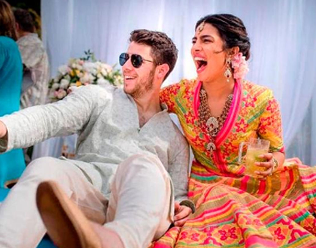 ভারতের বিগ ফ্যাট ওয়েডিংগুলোর মধ্যে প্রথম সারিতেই থাকবেন প্রিয়ঙ্কা চোপড়া। গায়ক নিক জোনাসকে দু’বার বিয়ে করেছেন তিনি। জোধপুরের উমেদ ভবনে একেবার হিন্দু রীতি মেনে বিয়ে করেন প্রিয়ঙ্কা। নিকও ভারতীয় পোশাক পরেছিলেন। শেরওয়ানি-কূর্তা এমনকি পাগড়িও পরেছিলেন তিনি। হিন্দু রীতির সমস্ত নিয়মকানুনই মানেন তাঁরা দু’জনে।