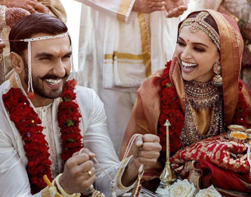 ভালবাসার মানুষকে দু’দুবার বিয়ের ইচ্ছা প্রকাশ করেছিলেন দীপিকা পাডুকোনও। তাই প্রিয়ঙ্কার পথে হেঁটে তাঁর ভালবাসার মানুষ রণবীর সিংহকে দু’বার বিয়ে করেন তিনি।