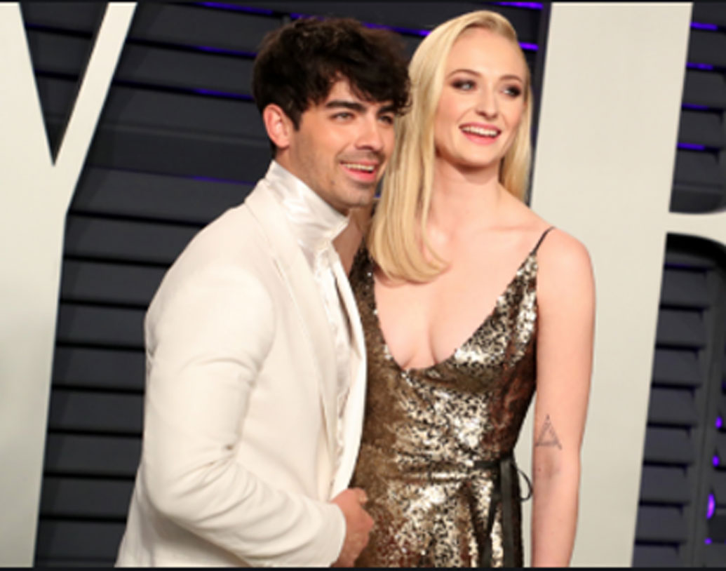 মাস দু’য়েক আগে ফরাসি রীতিতে বিয়ে করেন মার্কিন গায়ক জো জোনাস এবং অভিনেত্রী সোফি টার্নার। তাঁদের এই আচমকা বিয়েতে তামাম ভক্তকূল বেশ চমকে গিয়েছিলেন। সব মিলিয়ে তাঁরা একে অপরকে কত বার বিয়ে করেছেন জানেন? চার-চার বার। প্রথম বার তাঁরা বিয়ে করেছিলেন লাস ভেগাসে। সেই বিয়েতে বলতে গেলে কেউই আমন্ত্রিত ছিলেন না।