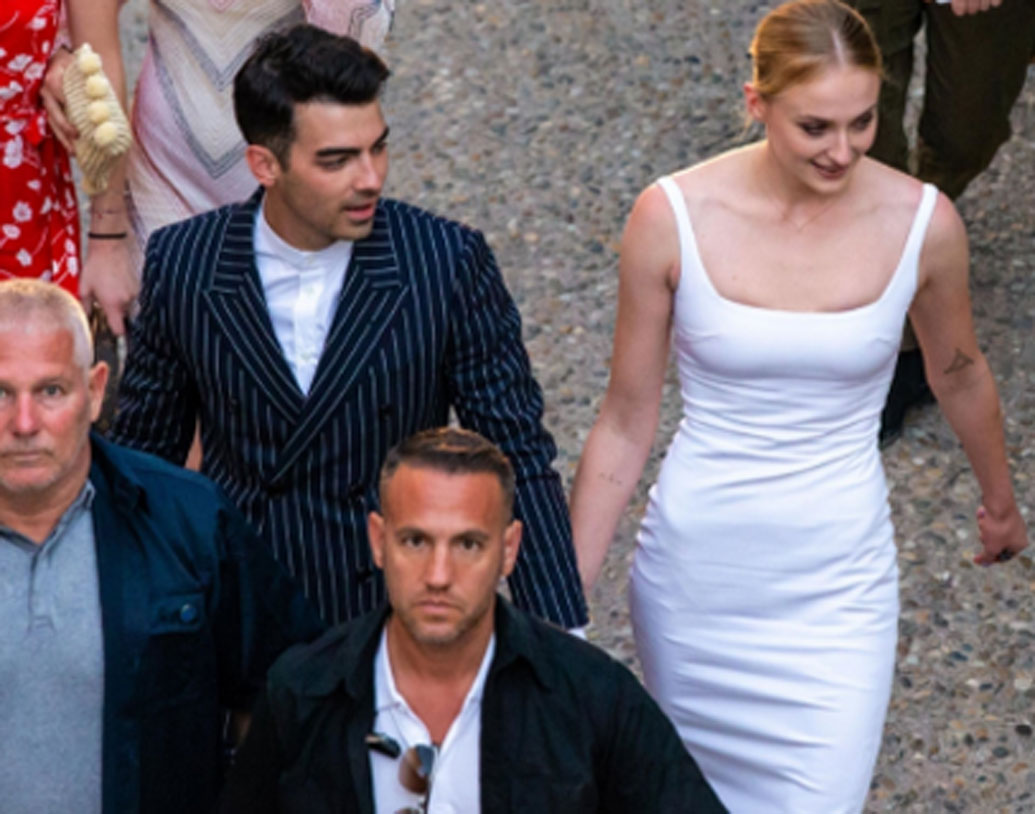 এরপর লন্ডনে তাঁরা ফের বিরাট আকারের একটা বিয়ের অনুষ্ঠান করেন। সেই বিয়েতে জো জোনাসের বৌদি প্রিয়ঙ্কা চোপড়া ফ্লাওয়ার গার্ল এবং একই সঙ্গে ব্রাইডসমেড-এর ভূমিকা পালন করেন।