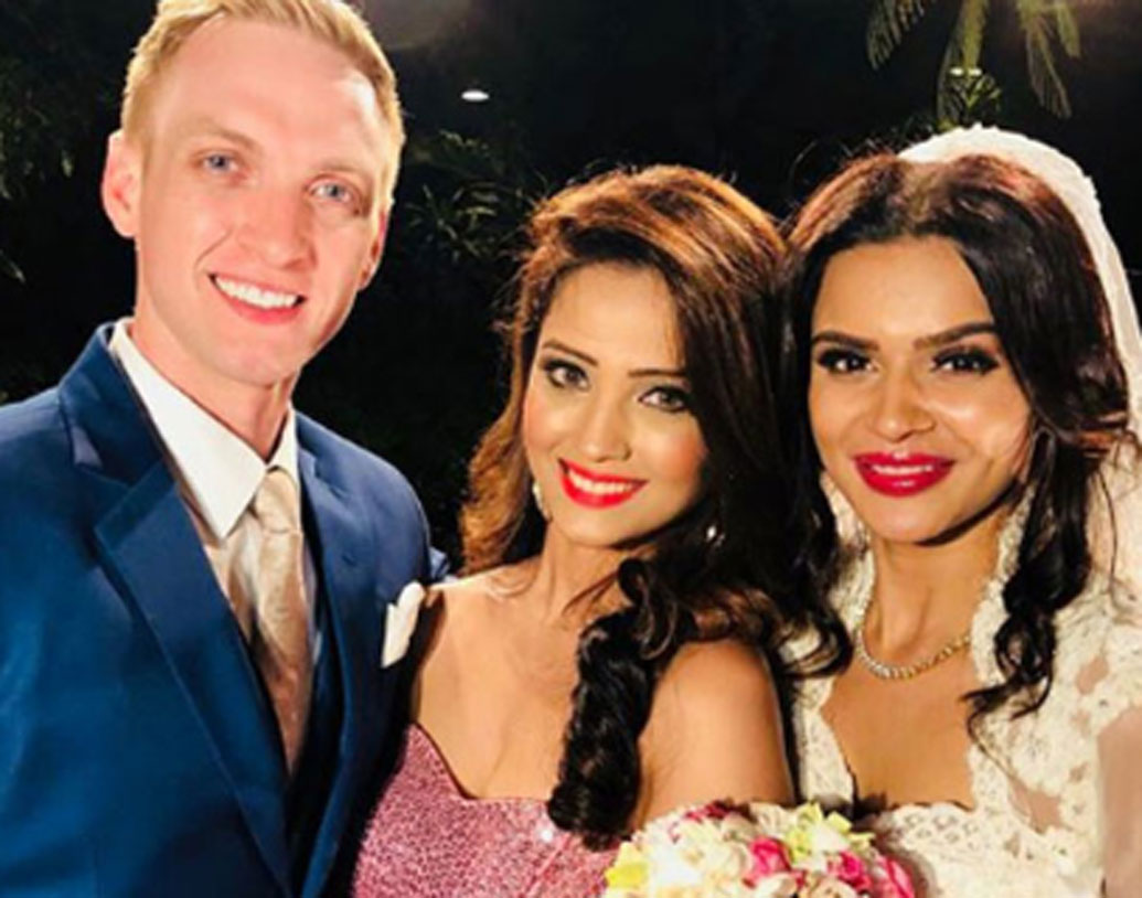 শুধু কি বলিউড আর হলিউড তারকারাই জাঁকজমক পূর্ণ দু’বার বিয়ে করেন? দক্ষিণী টেলিভিশন তারকা আসকা গোরাডিয়াও করেছেন।