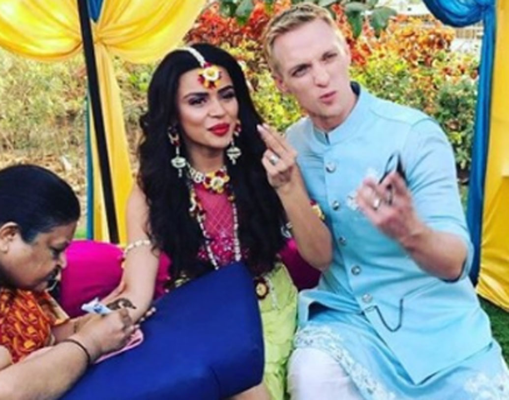 ২০১৭ সালে মার্কিন ব্যবসায়ী ব্রেন্ট গবেলকে বিয়ে করেন আসকা। ২০১৭ সালের ১ ডিসেম্বরে প্রথমে দু’জনে খ্রিস্টান মতে বিয়ে করেন দু’জনে। এর দু’দিন পর হিন্দু মতে তাঁরা বিয়ে করেন।