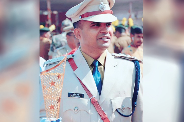 পঞ্চম শ্রেণি অবধি সূরজের পড়াশোনা উত্তরপ্রদেশের জৌনপুরের অখ্যাত স্কুলে। তাঁর শৈশব কেটেছে ঠাকুরদা ঠাকুরমার কাছে। এরপর তিনি চলে আসেন কানপুরের শহরতলিতে, বাবা মায়ের কাছে। ভর্তি হন হিন্দিমাধ্যম স্কুলে। ছবি: সোশ্যাল মিডিয়া