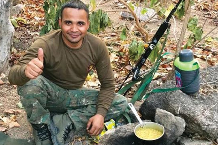 এরপর তাঁর সামনে নামজাদা কলেজে পড়ার অনন্ত হাতছানি। কিন্তু সে সব উপেক্ষা করতে বাধ্য হলেন। কারণ পরিবারের অনটন। সূরজ ভর্তি হলেন তুলনামূলকভাবে অখ্যাত কলেজে। যেখানে উপস্থিতির হার নিয়ে কড়াকড়ি ছিল না। কারণ বন্ধুর সঙ্গে একটি ভাড়ার ফ্ল্যাটে স্পোকেন ইংরেজি শেখানোর ক্লাস শুরু করেছিলেন তিনি।