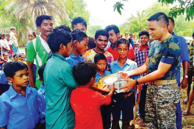 কিন্তু সে ক্লাস বেশি দিন চলল না। বাড়িওয়ালার সঙ্গে ঝামেলায় পাততাড়ি গোটাতে হল তাড়াতাড়ি। হিন্দুস্তান ইউনিলিভারের বিপণন কেন্দ্রে চাকরি নিলেন তিনি। কিন্তু সে চাকরিও বেশি দিন থাকল না কপালে।