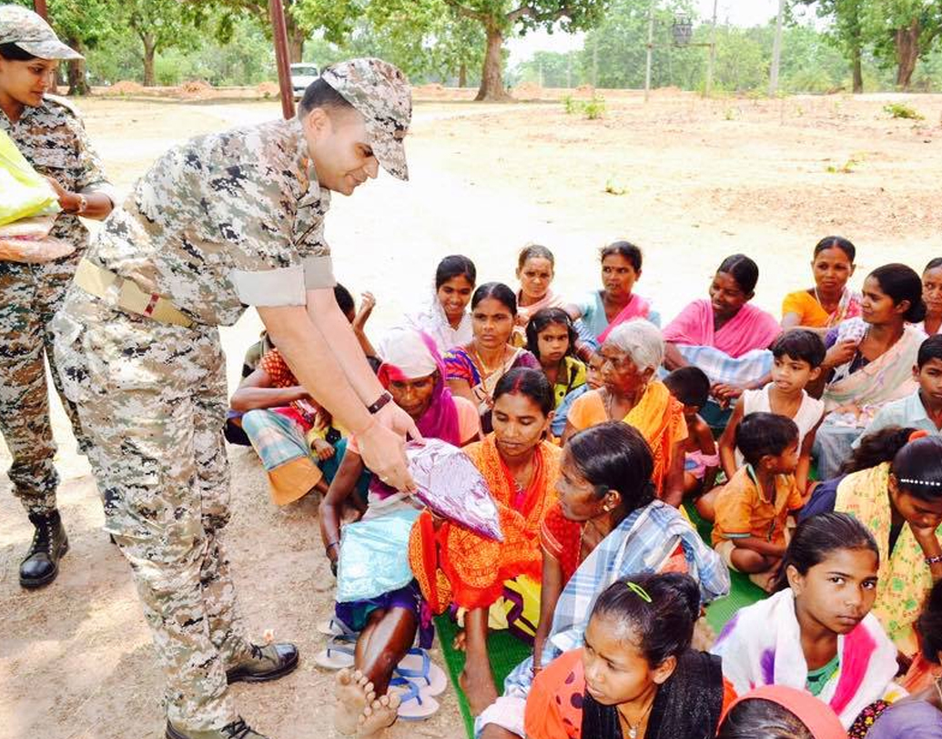 বাড়িতে টাকা পাঠানোর পাশাপাশি সূরজের লক্ষ্য ছিল ইউপিএসসি পরীক্ষায় সফল হওয়া। কিন্তু স্বপ্ন তো দূর অস্ত। চাকরি টেকানোই দায় হয়ে পড়ল। কারণ ইংরেজি বলায় তিনি দুর্বল। ফলে ইংরেজি বুঝতে ও লিখতেও পারলেও চাকরি টলমল হয়ে পড়ল।