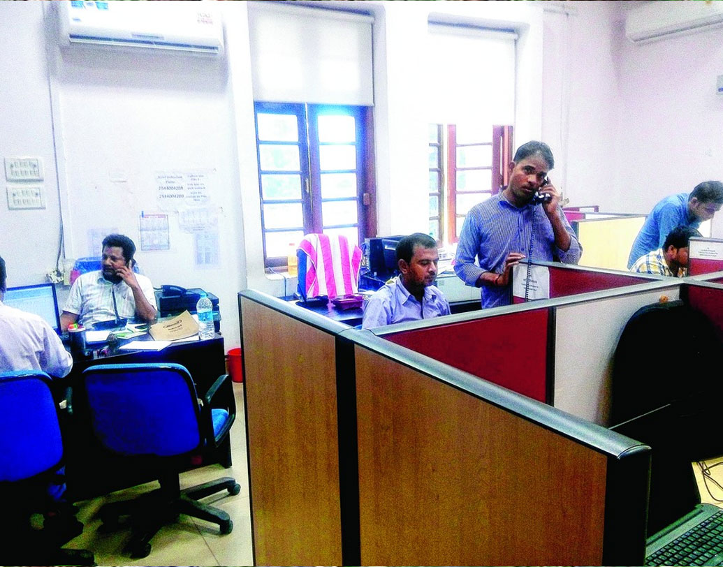 এক মাস চেয়ে নিলেন কর্তৃপক্ষের কাছ থেকে। কঠোর অনুশীলনে ইংরেজি বলা তো আয়ত্ত করলেনই। পাশাপাশি সংস্থার সেরা পারফর্মার হলেন। কিন্তু হাতে টাকা জমতেই ছেড়ে দিলেন কাজ। দ্বিগুণ মাইনের আশ্বাসেও থাকলেন না। প্রতীকী চিত্র