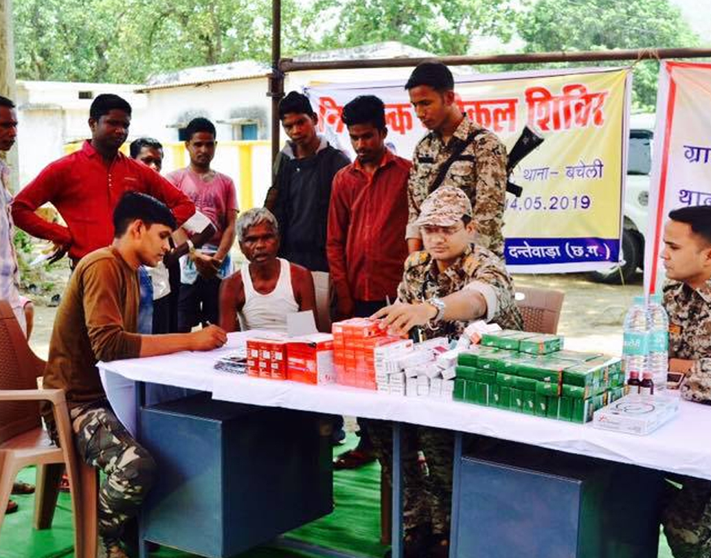 দিল্লি গিয়ে ভর্তি হলেন ইউপিএসসি প্রশিক্ষণ-পাঠে। কিন্তু সেখানেও ফুরিয়ে গেল টাকা। অতঃপর আবার চাকরির সন্ধান। এ বার পরীক্ষা দিয়ে পেলেন ব্যাঙ্কের চাকরি। প্রথমে মহারাষ্ট্র ব্যাঙ্ক, তারপরে এসবিআই।