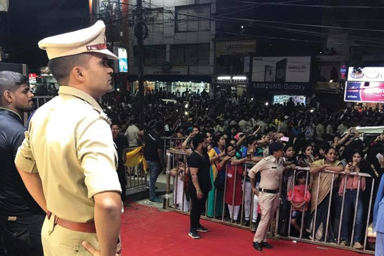 চাকরি পেলেন ইন্ডিয়ান রেভেনিউ সার্ভিসেস-এ। কিন্তু তাঁর তো স্বপ্ন আইপিএস অফিসার হওয়া। আবার পরীক্ষা দিলেন। এ বার লক্ষ্যভেদ। তিরিশ বছর বয়সে আইপিএস অফিসার।