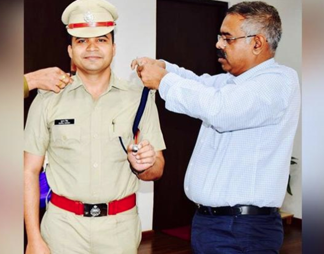 তাঁর কথায়, আইপিএস হওয়াকে চাকরি নয়, বর‌ং একে ভাবতে হবে সেবা হিসেবে। সেই লক্ষ্যে পৌঁছতে শিখতে হবে নিজের ভুল থেকে। সমালোচনাকে নিতে হবে সদর্থকভাবে। পড়াশোনার পাশাপাশি গড়ে তুলতে হবে কোনও শখ। বলছেন কলসেন্টার কর্মী থেকে আইপিএস হওয়া এই হার-না-মানা যোদ্ধা।