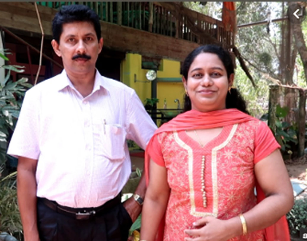 ইদানীং বাড়িতে বসে উপার্জনের অনেক বিজ্ঞাপনই আমাদের চোখে পড়ে। ঘরে বসে এত টাকা রোজগার করে সবার কাছে জলজ্যান্ত উদাহরণই যেন হয়ে উঠেছেন কেরলের এই মহিলা। কী ভাবে?