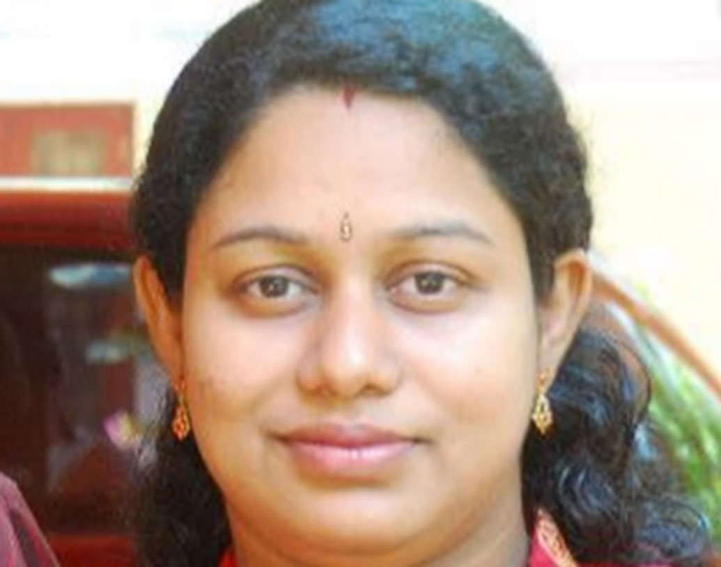 ওই মহিলার নাম অ্যানি ইউজিন। কেরলের কোচির ভিটিলায় স্বামী স্টিফেন এবং এক সন্তানের সঙ্গে থাকেন অ্যানি। সংসারের কাজ সামলে অ্যানি ভালবাসতেন বাগানের পরিচর্যা। এই বাগানই যে তাঁর নতুন পরিচিতি তৈরি করবে, তাঁকে সেলিব্রিটি করে তুলবে তা কল্পনাতেও ছিল না তাঁর।