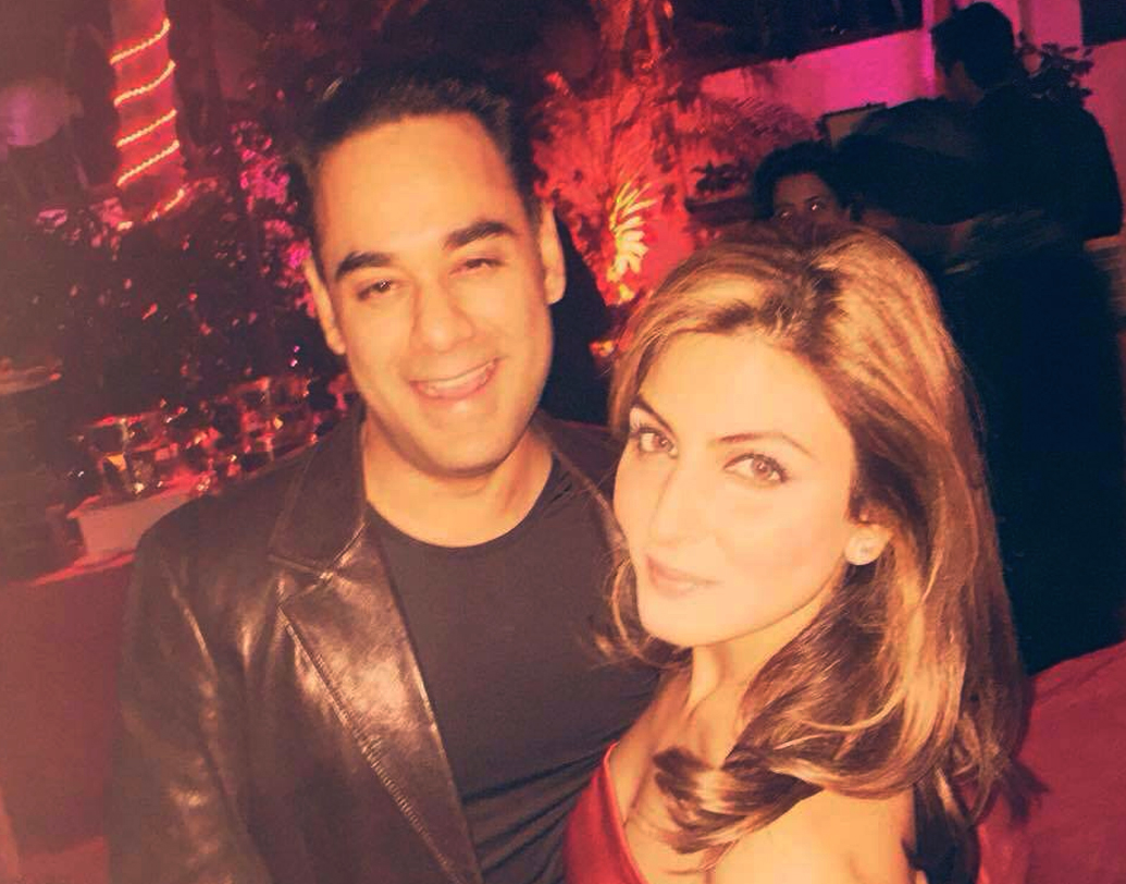 লন্ডনে পড়তে গিয়ে ঋদ্ধিমার সঙ্গে আলাপ দিল্লির ব্যবসায়ী ভারত সাহনির। পাঁচ বছর প্রেমের পথে এনগেজমেন্ট হয়েছিল আচমকাই। হবু ননদের কথায় দু’জনে দিল্লিতে বাগদান সেরেছিলেন, ধার করা আংটি দিয়ে। বিয়ে ২০০৬ সালের ২৫ জানুয়ারি।