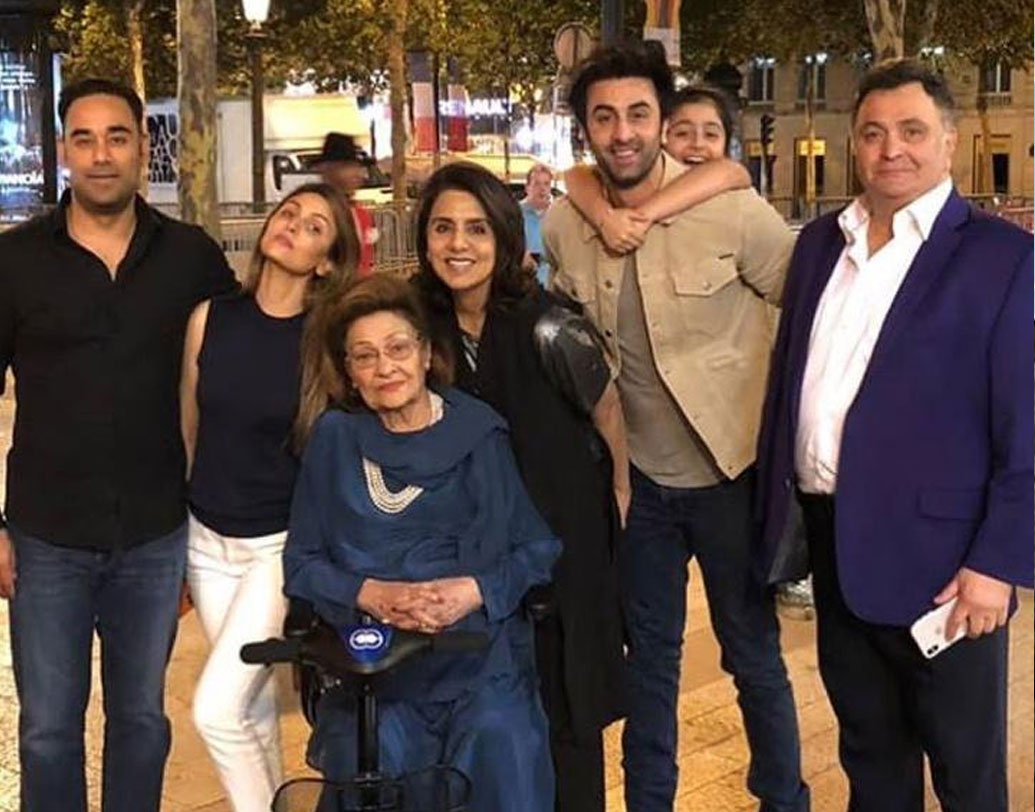 বাবা ঋষি কপূর এবং মা নীতু কপূরের সঙ্গেও ঋদ্ধিমার সম্পর্ক বন্ধুর মতো। দু’বছরের ছোট ভাই রণবীরের সঙ্গে এখনও চলে শৈশবের খুনসুটি। ঋদ্ধিমা একবার জানিয়েছিলেন, ছোটবেলায় তিনি আর রণবীর রীতিমতো কুস্তি করতেন।