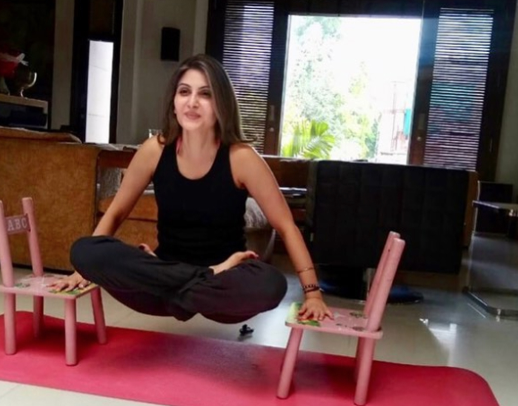 মার্কিন পপ গায়ক জাস্টিন বিবারের অন্ধ ভক্ত ঋদ্ধিমা। জাস্টিন যখন ভারতে এসেছিলেন ঋদ্ধিমা তাঁকে নিজের ডিজাইন করা ব্রেসলেট উপহার দিয়েছিলেন। একই উপহার তিনি দিয়েছেন আলিয়া ভট্টকেও। যার ফলে নতুন করে গুঞ্জরিত হয়েছে রণবীর-আলিয়া প্রেমের কথা।