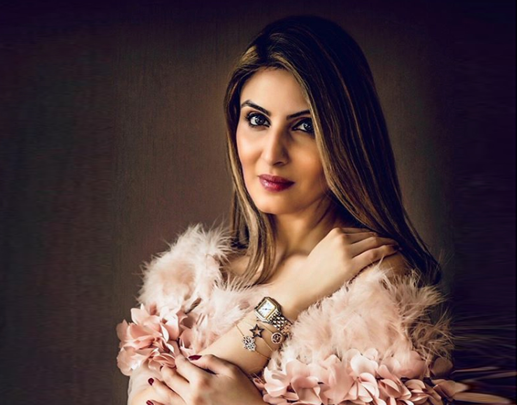 সাম্প্রতিক অতীতে বিতর্কে জড়িয়ে পড়েছিলেন ঋদ্ধিমা। অভিযোগ উঠেছিল, এর নামী ব্র্যান্ডের গয়নার ডিজাইন তিনি হুবহু নকল করে দুল বানিয়েছেন। পরে তিনি দুঃখপ্রকাশ করে ক্ষমা চেয়ে নেন।