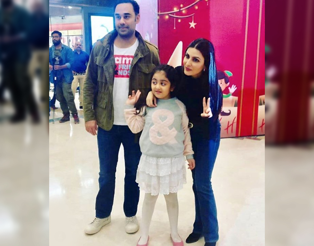 অভিনয়ের সুযোগ এসেছিল, কিন্তু সবিনয়ে প্রত্যাখ্যান করেছেন ঋদ্ধিমা কপূর সাহনি। টিনসেল টাউনের রোশনাই থেকে দূরে ভালই আছেন রাজ কপূরের নাতনি। নিজের দ্যুতিতে উদ্ভাসিত হয়ে।