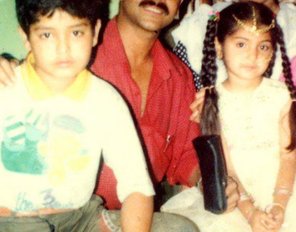 কর্ণেশের পরিবার আদতে উত্তরপ্রদেশের অযোধ্যার। তবে বোনের সঙ্গে তাঁর বেড়ে ওঠা দেহরাদূন ও বেঙ্গালুরুতে। পড়াশোনা সেনা স্কুলে। এখন কর্ণেশ থাকেন মুম্বইয়ে।