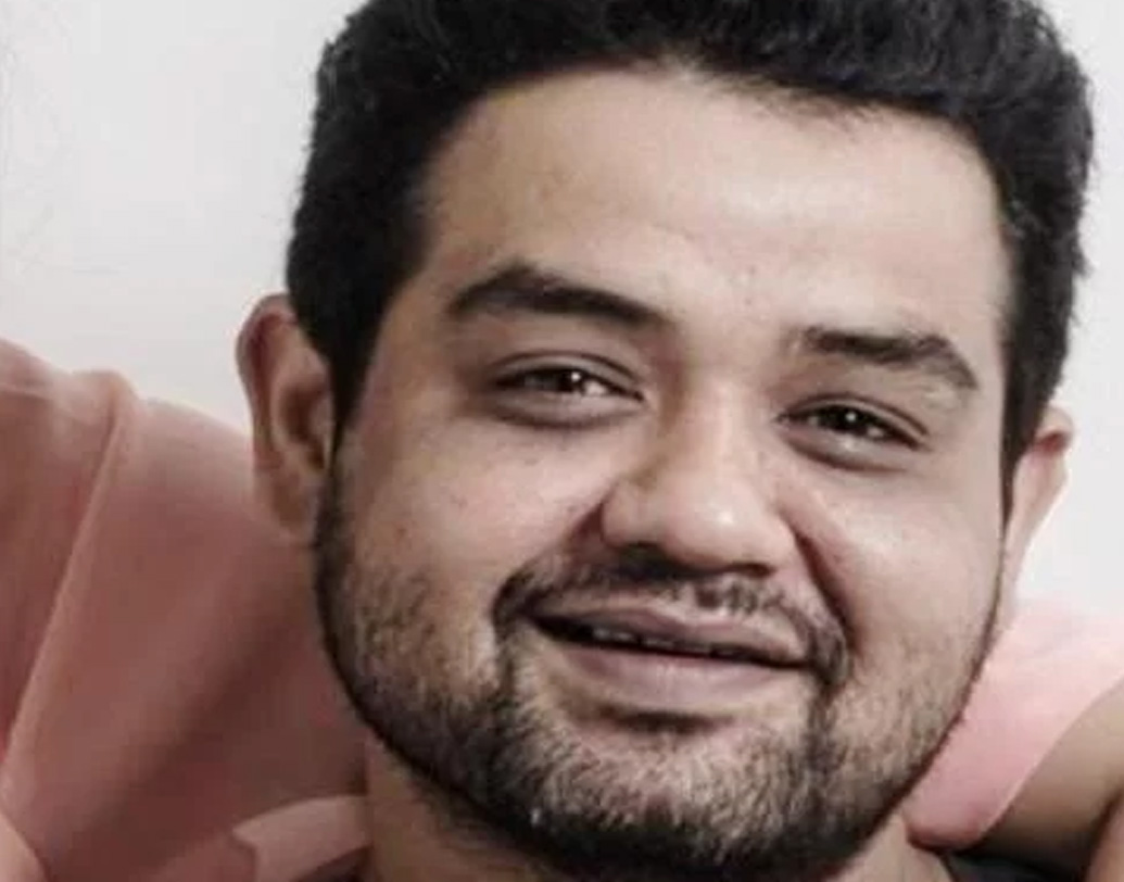 ক্রিকেটার হওয়ার স্বপ্ন ছেড়ে কর্ণেশ যোগ দেন মার্চেন্ট নেভিতে। তারপর আরও একবার পথপরিবর্তন।