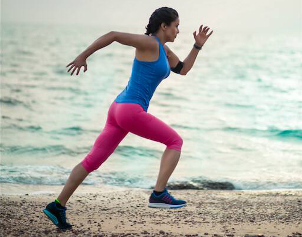 ছোট থেকেই সুবাগ্মী গুল খেলাধূলাতেও আগ্রহী ছিলেন। রাজ্য ও জাতীয় স্তরে বিতর্ক প্রতিযোগিতায় তিনি স্বর্ণপদক জিতেছেন। ১৯৯৯ সালে মিস ইন্ডিয়া হন গুল পনাগ। অংশ নিয়েছিলেন মিস ইউনিভার্স প্রতিযোগিতাতেও। এর পর বেশ কিছু বি়জ্ঞাপনে দেখা গিয়েছে তাঁকে। তবে ছবি করেছেন বেছে বেছে। মূলধারার বাণিজ‌্যিক ছবির থেকে তাঁর পছন্দ ছিল একটু অন্য রকমের কাজ।