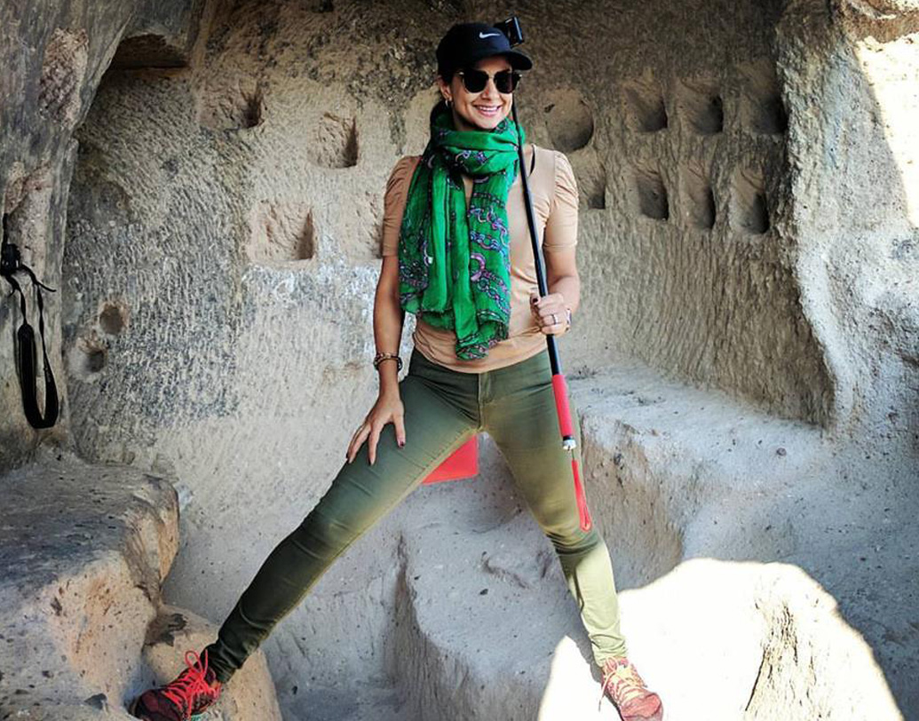 স্পষ্টবাদী গুল বিতর্কে জড়িয়েছিলেন অভিনেত্রী রেখাকে রাজ্যসভার সাংসদ করার প্রসঙ্গে। বলেছিলেন, রেখার প্রতি শ্রদ্ধাশীল হয়েও তিনি এই মনোনয়নের অর্থ খুঁজে পাচ্ছেন না। সচিন তেন্ডুলকরকে মনোনয়ন দেওয়ার যৌক্তিকতা আছে বলে অবশ্য মেনে নিয়েছিলেন। কিন্তু রেখাকে কেন রাজ্যসভার সাংসদ করা হল, সে বিষয়ে সোশ্যাল মিডিয়ায় প্রশ্ন তুলেছিলেন গুল পনাগ।