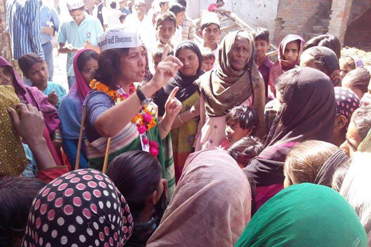 মদনমোহন চৌধরির বড় মেয়ে কাঞ্চনের জন্ম হিমাচলে, ১৯৪৭ সালে। বড় হওয়া অমৃতসর ও দিল্লিতে। দিল্লির ইন্দ্রপ্রস্থ কলেজ থেকে ইংরেজি সাহিত্যে স্নাতক। ১৯৯৩ সালে অস্ট্রেলিয়ার এক বিশ্ববিদ্যালয় থেকে বিজনেস অ্যাডমিনিস্ট্রেশনে স্নাতকোত্তর। নিজেই এক সাক্ষাৎকারে জানিয়েছিলেন, স্কুলে ছিলেন মাঝারি মাপের ছাত্রী। কলেজে গিয়ে আমূল পরিবর্তন।