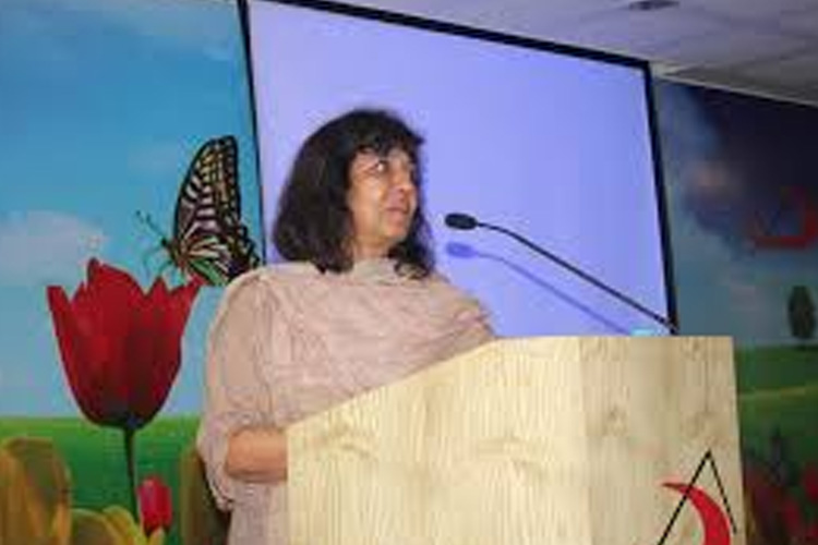 বিতর্ক প্রতিযোগিতায় কাঞ্চন ছিলেন অসম্ভব পারদর্শী। তাঁকে বলা হত কলেজের গর্ব। কলেজের পরে সিভিল সার্ভিস পরীক্ষায় উত্তীর্ণ হন তিনি। ছোটবেলার স্বপ্ন পূরণ করতে আমলা হিসেবে তিনি আইপিএস ছাড়া অন্য কিছু ভাবতেই পারেননি। তার আগে ঠাকুরদার সঙ্গে বাবার জমিজমা স‌ংক্রান্ত মামলায় বহু বার পুলিশের দ্বারস্থ হয়েছিলেন কাঞ্চন। আবেদন করেছিলেন তৎকালীন প্রধানমন্ত্রী ইন্দিরা গাঁধীর কাছেও।