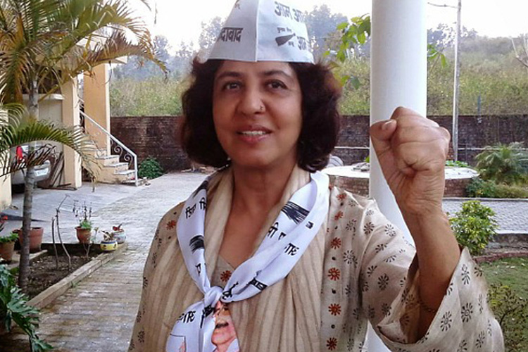 নিজের দুই নাতনিও স্বাবলম্বী হয়ে বড় হোক, বরাবর চেয়ে এসেছিলেন কাঞ্চন। অকুণ্ঠ ভাবে জানিয়েছিলেন তাঁর চলার পথে সর্বতোভাবে সাহায্য করে এসেছেন স্বামী। অবসরপ্রাপ্ত কাঞ্চন যখন নির্বাচনে আম আদমি পার্টি-র হয়ে ভোটে দাঁড়িয়েছিলেন, তখনও পাশে ছিলেন স্বামী। ২০১৪ সালের লোকসভা নির্বাচনে হরিদ্বার কেন্দ্র থেকে কাঞ্চন লড়াই করেছিলেন।