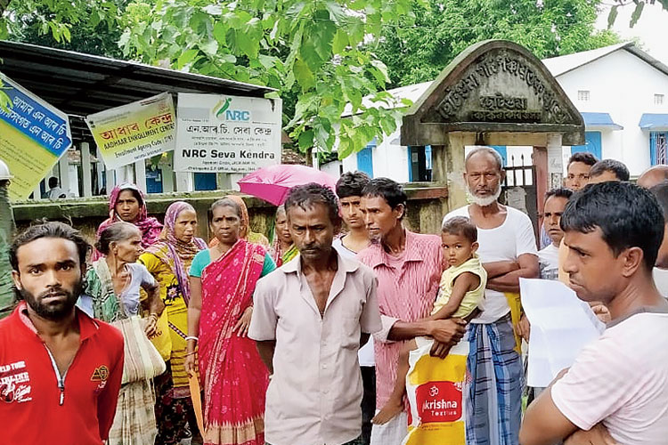 উদ্বিগ্ন: কোচবিহার লাগোয়া অসমের ছোটগুমায় এনআরসি সেবাকেন্দ্রের সামনে ভিড়। শনিবার। নিজস্ব চিত্র